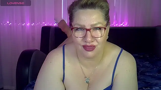 Snapshot of AngelinaGlam chatting on July 2026 04:28:01 PM AngelinaGlam online show from July 2026 04:28:01 PM