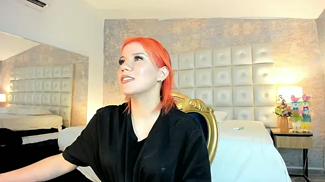 Snapshot of MelaniieRoux chatting on June 2026 07:57:02 PM MelaniieRoux online show from June 2026 07:57:02 PM
