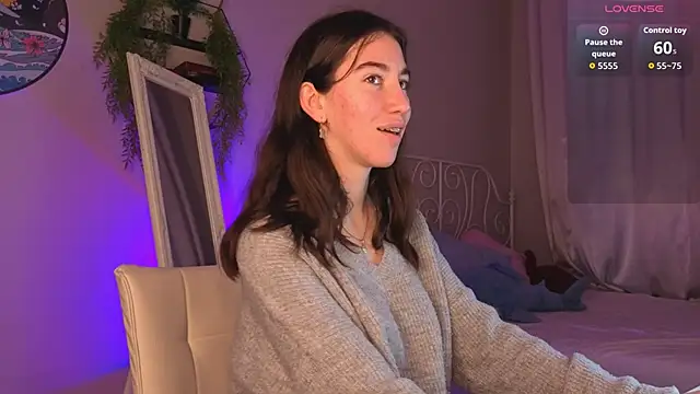 Snapshot of Belle_Via chatting on September 2025 03:50:02 PM Belle Via online show from September 2025 03:50:02 PM