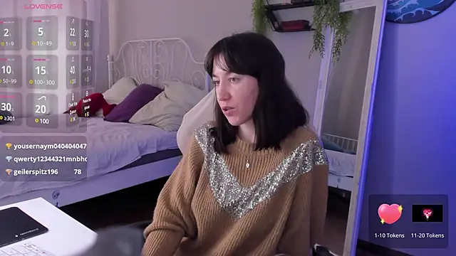 Snapshot of Belle_Via chatting on March 2025 08:43:01 AM Belle Via online show from March 2025 08:43:01 AM