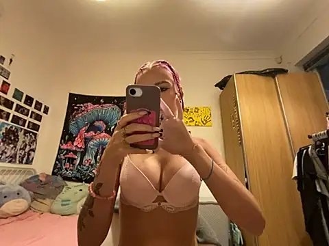 Snapshot of EmilyCleeveland chatting on September 2025 07:13:01 PM EmilyCleeveland online show from September 2025 07:13:01 PM