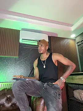 Snapshot of AaronCruz_ chatting on February 2026 03:38:02 AM AaronCruz online show from February 2026 03:38:02 AM