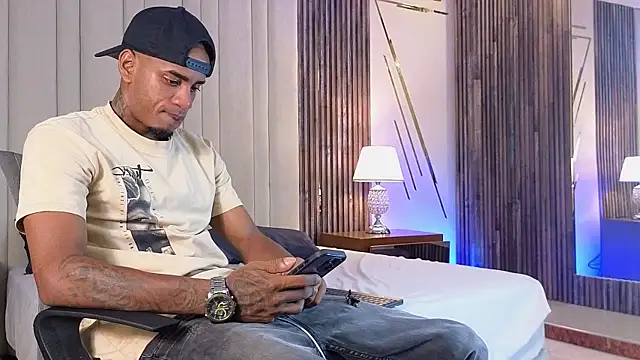 AaronCruz  online show from April 2026 11:06:01 PM