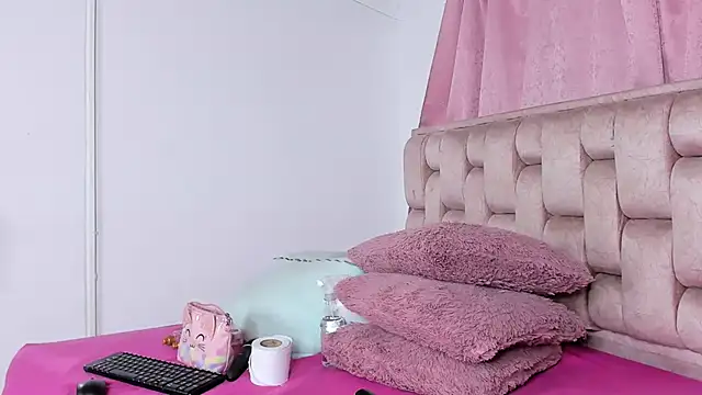 Roxy-Smith online show from April 2026 10:27:02 PM