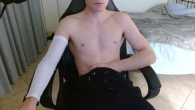 Snapshot of FitGuyDream chatting on November 2025 12:49:02 AM FitGuyDream online show from November 2025 12:49:02 AM