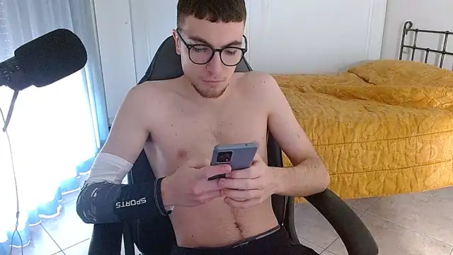 Snapshot of FitGuyDream chatting on December 2024 10:58:02 AM FitGuyDream online show from December 2024 10:58:02 AM