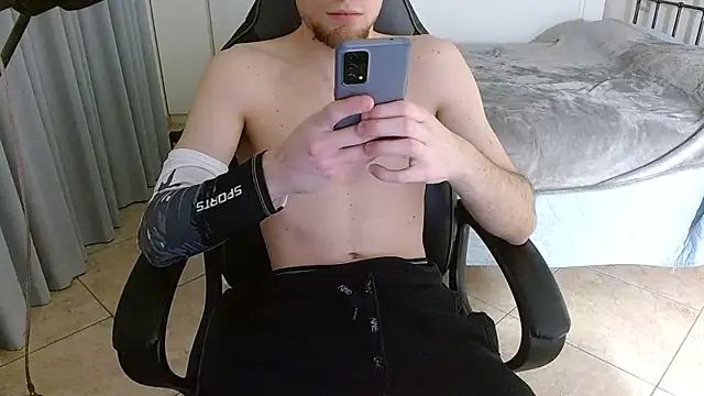 Snapshot of FitGuyDream chatting on November 2025 12:48:01 AM FitGuyDream online show from November 2025 12:48:01 AM