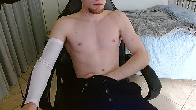 Snapshot of FitGuyDream chatting on November 2025 11:41:01 PM FitGuyDream online show from November 2025 11:41:01 PM