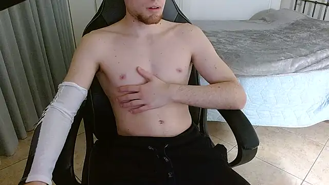 Snapshot of FitGuyDream chatting on November 2025 11:19:02 PM FitGuyDream online show from November 2025 11:19:02 PM