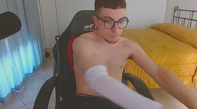 Snapshot of FitGuyDream chatting on December 2024 03:34:02 PM FitGuyDream online show from December 2024 03:34:02 PM