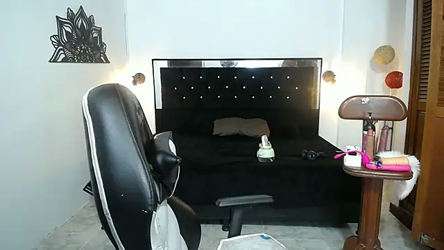 Snapshot of candy_hairy chatting on March 2025 02:29:02 AM candy hairy online show from March 2025 02:29:02 AM