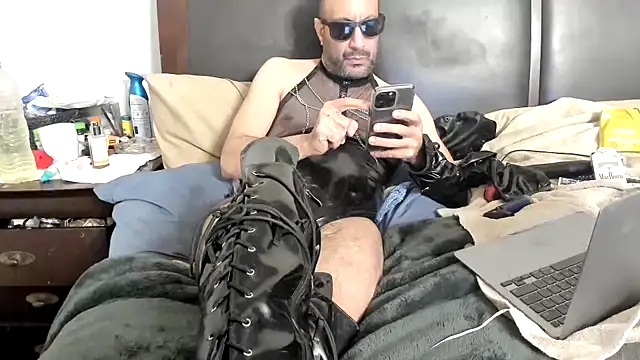 Snapshot of kinkyguy32323 chatting on February 2025 01:09:02 PM kinkyguy32323 online show from February 2025 01:09:02 PM