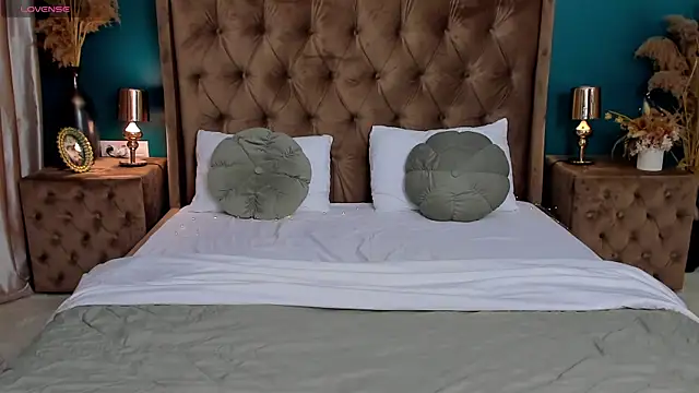 CalyMoon online show from April 2026 07:07:01 PM