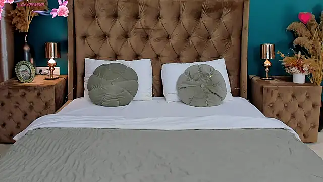 CalyMoon online show from April 2026 12:17:02 PM