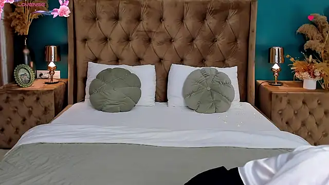 CalyMoon online show from April 2026 07:09:01 PM