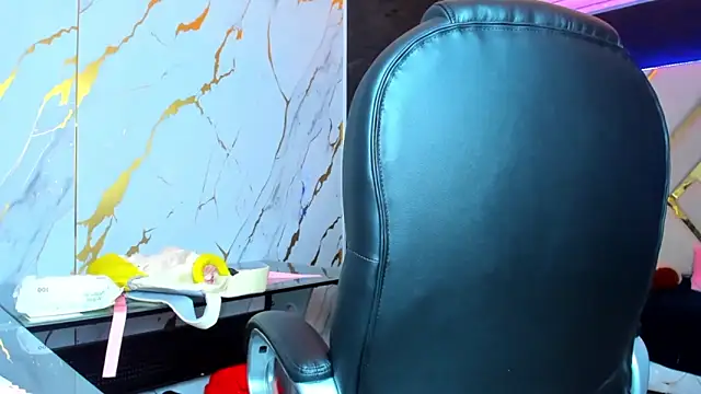 Snapshot of Paris_Petit chatting on September 2025 08:26:02 PM Paris Petit online show from September 2025 08:26:02 PM