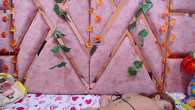 Snapshot of Paris_Petit chatting on March 2025 11:38:01 PM Paris Petit online show from March 2025 11:38:01 PM