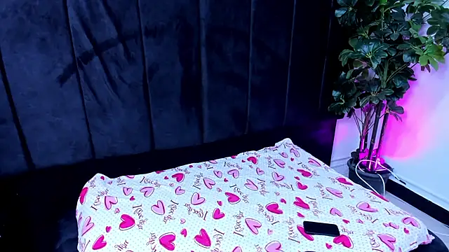 Snapshot of Paris_Petit chatting on July 2026 08:41:01 PM Paris Petit online show from July 2026 08:41:01 PM