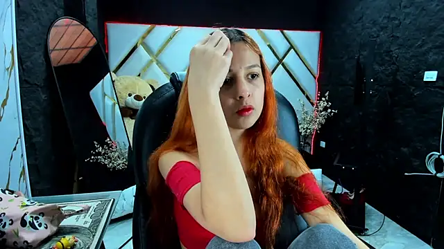 Snapshot of Paris_Petit chatting on November 2025 08:31:01 PM Paris Petit online show from November 2025 08:31:01 PM