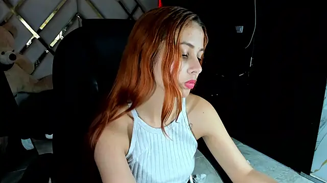 Snapshot of Paris_Petit chatting on December 2025 08:04:02 PM Paris Petit online show from December 2025 08:04:02 PM