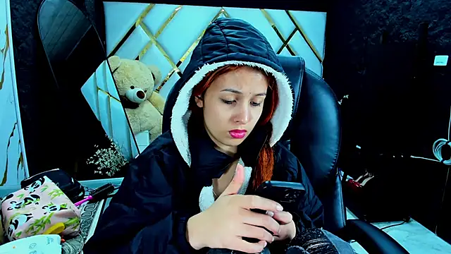 Snapshot of Paris_Petit chatting on November 2025 08:52:02 PM Paris Petit online show from November 2025 08:52:02 PM