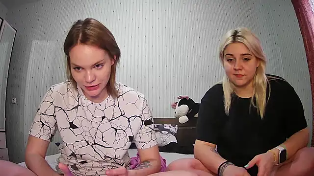 Snapshot of ChrisGirls chatting on March 2025 04:07:02 PM ChrisGirls online show from March 2025 04:07:02 PM
