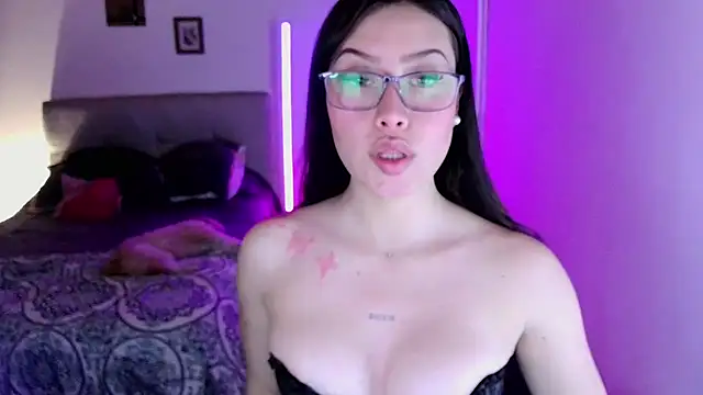 Emilyswan04 online show from October 2025 12:00:01 AM