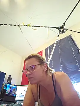 Snapshot of lit702 chatting on October 2025 10:20:01 PM lit702 online show from October 2025 10:20:01 PM