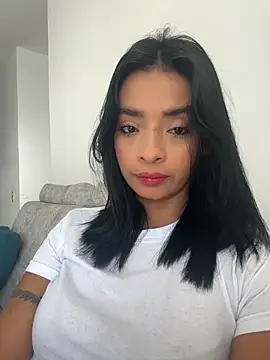 Laura fernandezII online show from May 2026 07:25:01 PM
