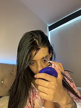 Laura fernandezII online show from December 2025 08:24:02 PM