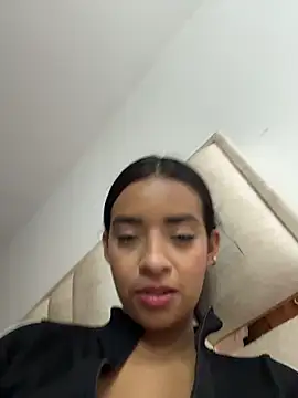 Laura fernandezII online show from February 2026 06:07:02 PM