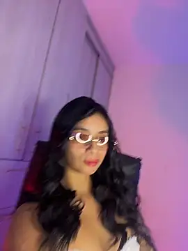 Laura fernandezII online show from December 2025 08:33:01 PM