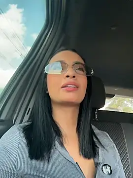 Laura fernandezII online show from May 2026 09:19:01 PM