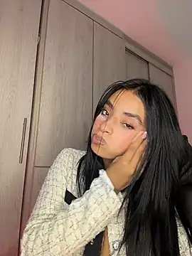 Laura fernandezII online show from December 2025 08:52:01 PM