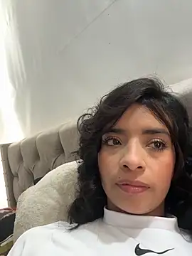 Laura fernandezII online show from April 2026 09:49:02 PM