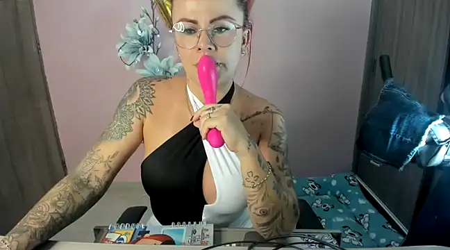 Snapshot of KAROL_MILF chatting on January 2025 12:33:01 AM KAROL MILF online show from January 2025 12:33:01 AM