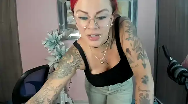 Snapshot of KAROL_MILF chatting on January 2025 12:54:01 AM KAROL MILF online show from January 2025 12:54:01 AM