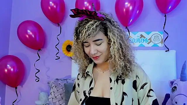 Snapshot of Charlotte11-11 chatting on November 2025 04:33:02 PM Charlotte11-11 online show from November 2025 04:33:02 PM