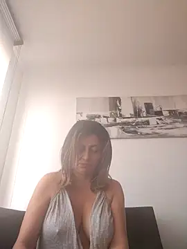 Latiinvenushot online show from November 2025 02:00:01 PM