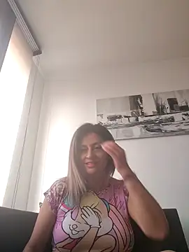 Latiinvenushot online show from November 2025 04:17:01 PM