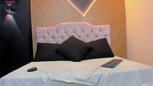 Snapshot of VickyJohnson1 chatting on December 2025 08:32:02 PM VickyJohnson1 online show from December 2025 08:32:02 PM