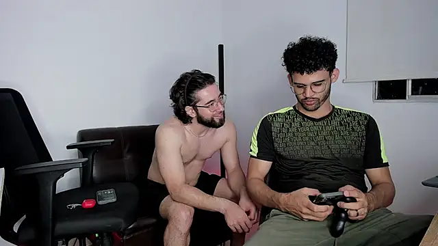 Snapshot of crisandrews chatting on October 2025 02:56:01 AM crisandrews online show from October 2025 02:56:01 AM