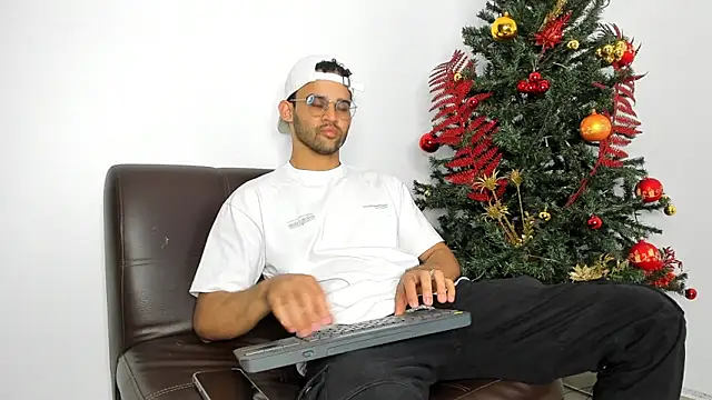 Snapshot of crisandrews chatting on November 2025 08:53:02 PM crisandrews online show from November 2025 08:53:02 PM