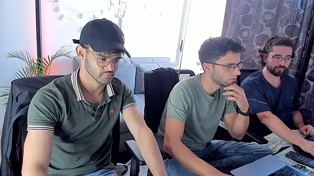 Snapshot of crisandrews chatting on January 2025 08:11:01 PM crisandrews online show from January 2025 08:11:01 PM