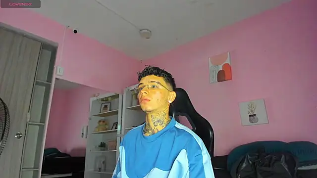 Snapshot of Ian_Castillo_ chatting on November 2025 11:14:01 AM Ian Castillo online show from November 2025 11:14:01 AM