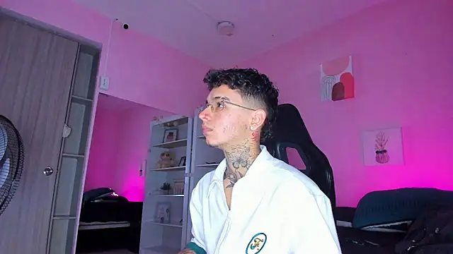 Snapshot of Ian_Castillo_ chatting on November 2025 11:13:02 AM Ian Castillo online show from November 2025 11:13:02 AM