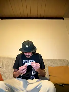 wolfwhite95 online show from November 2025 10:57:02 PM