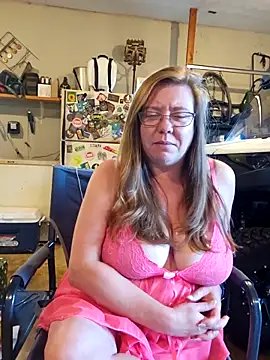 Snapshot of MsShelby40 chatting on October 2025 10:20:01 PM MsShelby40 online show from October 2025 10:20:01 PM