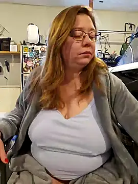 Snapshot of MsShelby40 chatting on February 2025 05:33:01 PM MsShelby40 online show from February 2025 05:33:01 PM