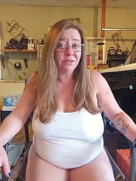 Snapshot of MsShelby40 chatting on June 2026 10:33:01 PM MsShelby40 online show from June 2026 10:33:01 PM